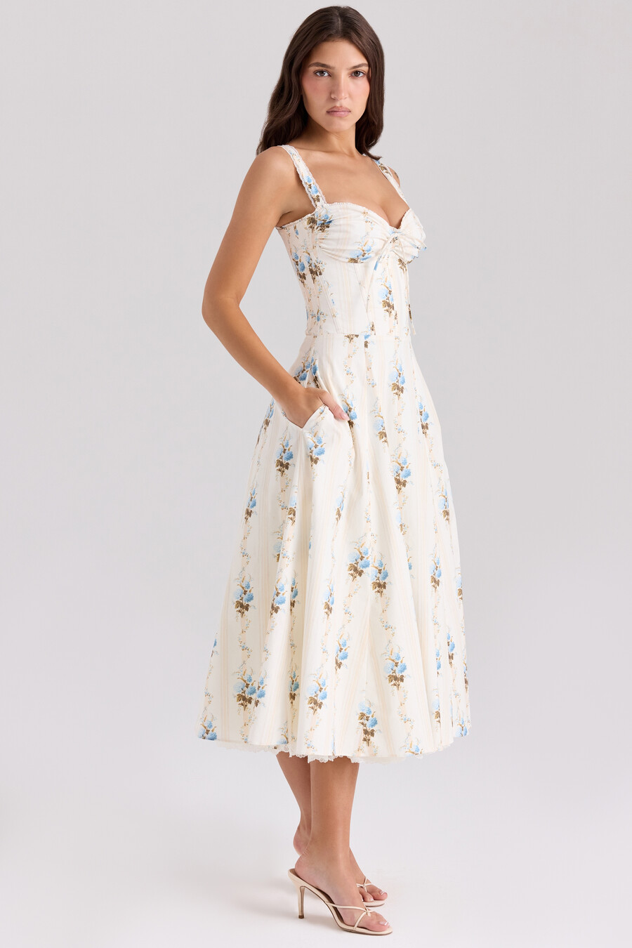 cremefarbenes baumwoll-midikleid mit blumenmuster und korsett-schnitt