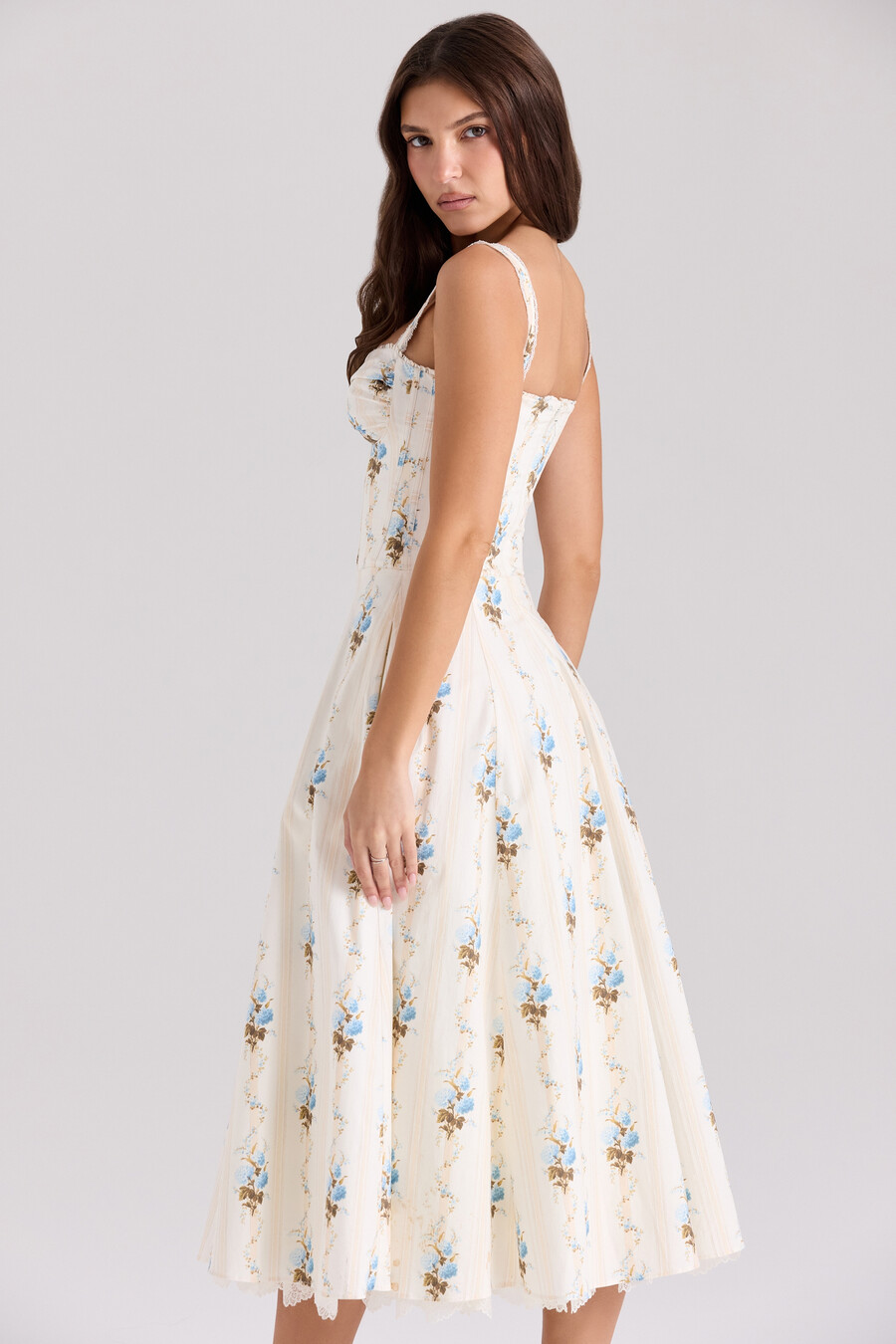cremefarbenes baumwoll-midikleid mit blumenmuster und korsett-schnitt
