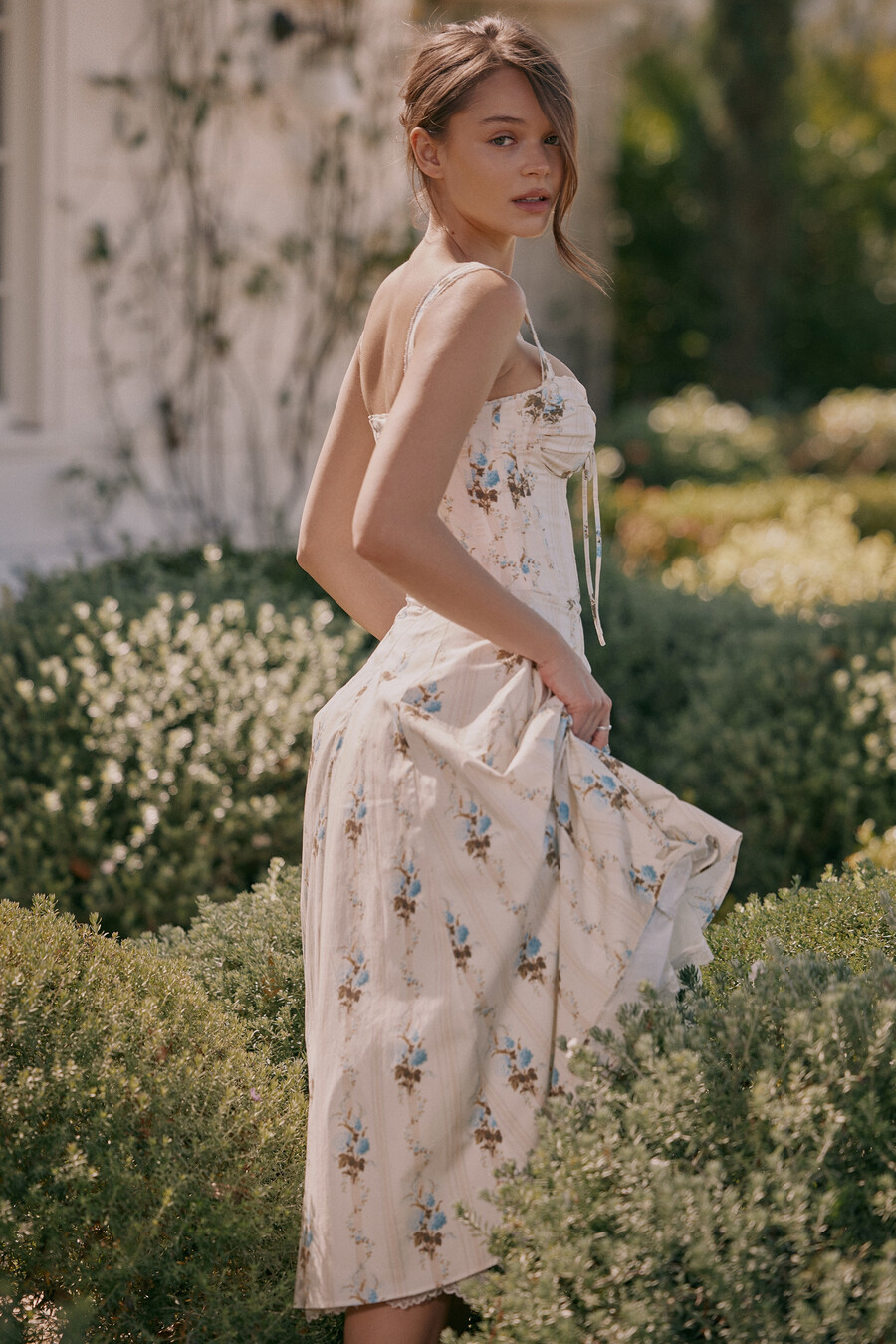 cremefarbenes baumwoll-midikleid mit blumenmuster und korsett-schnitt