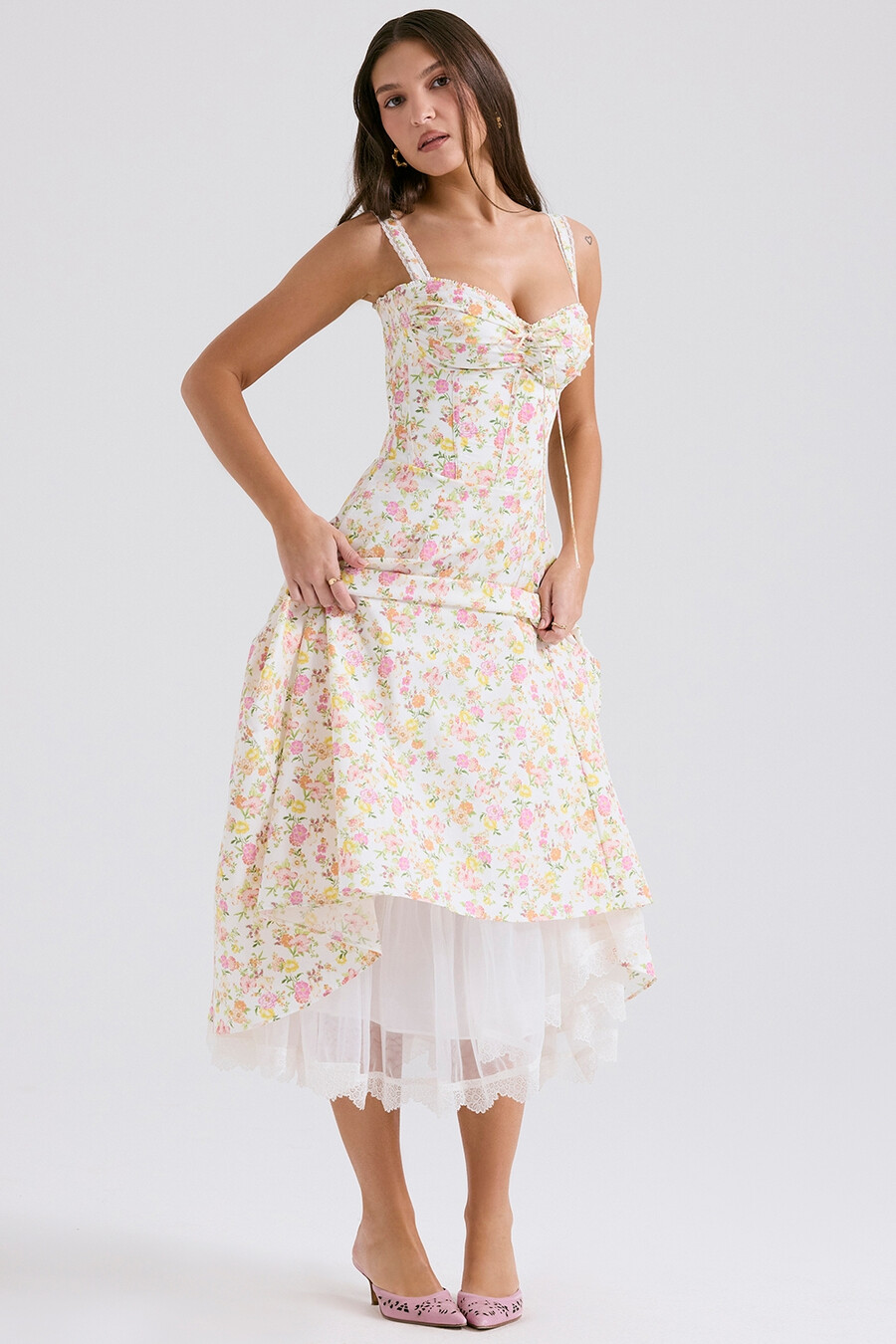 sommerkleid aus elfenbeinfarbenem baumwollbustier mit wiesenmuster