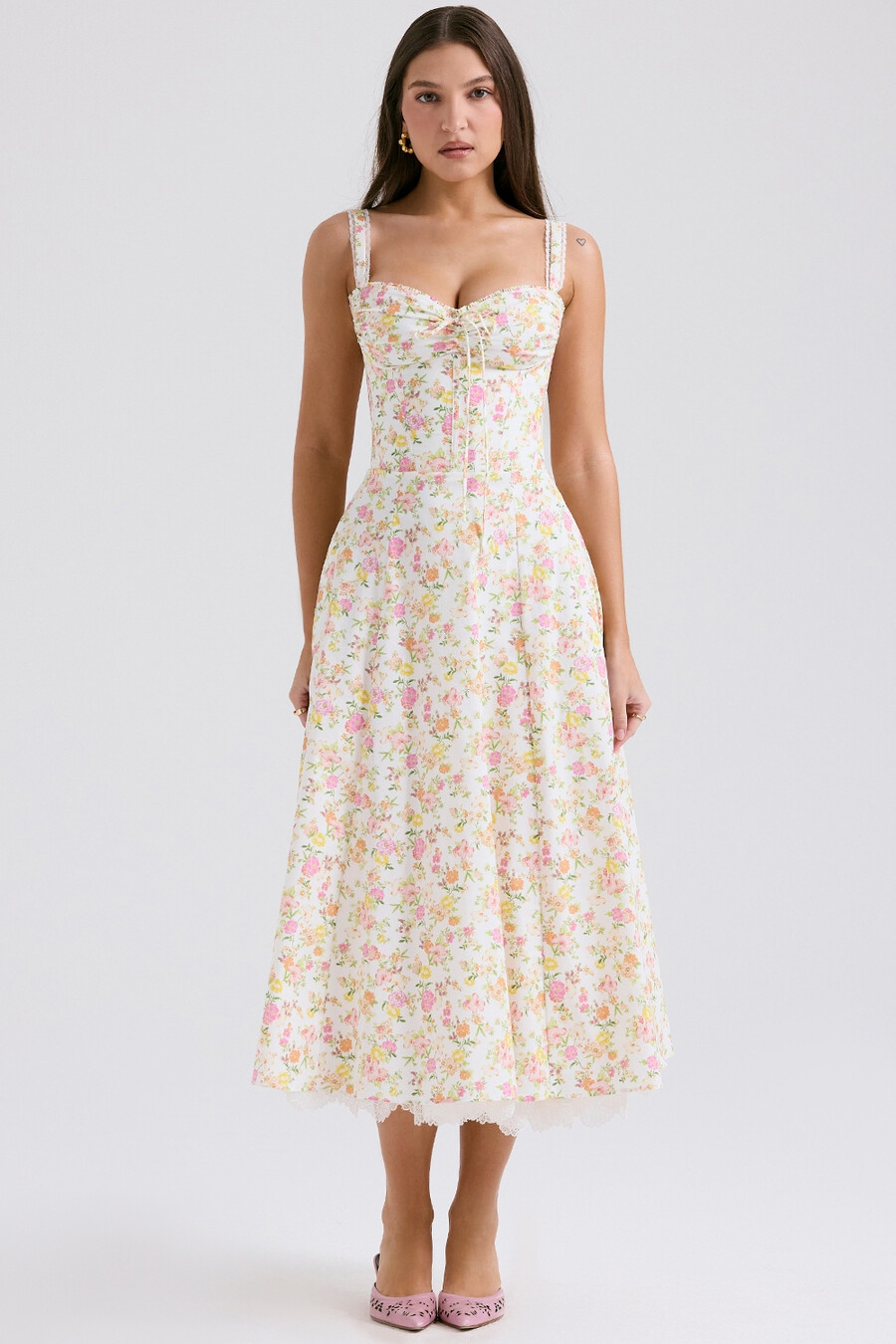 sommerkleid aus elfenbeinfarbenem baumwollbustier mit wiesenmuster