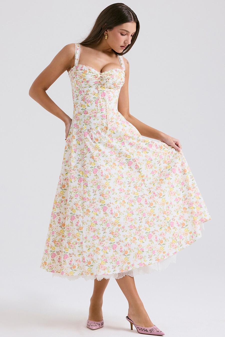 sommerkleid aus elfenbeinfarbenem baumwollbustier mit wiesenmuster