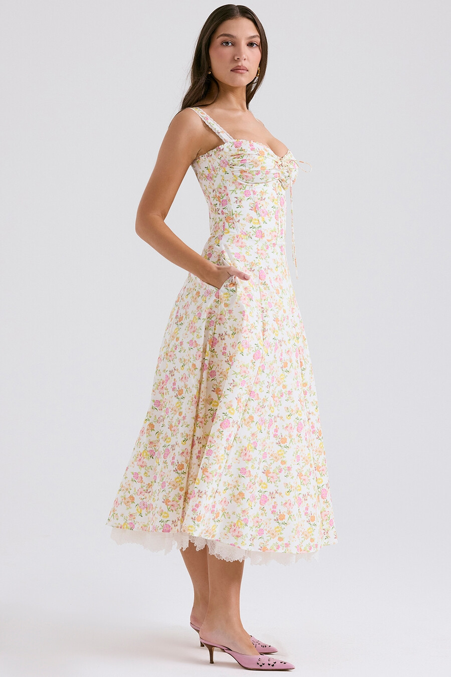 sommerkleid aus elfenbeinfarbenem baumwollbustier mit wiesenmuster