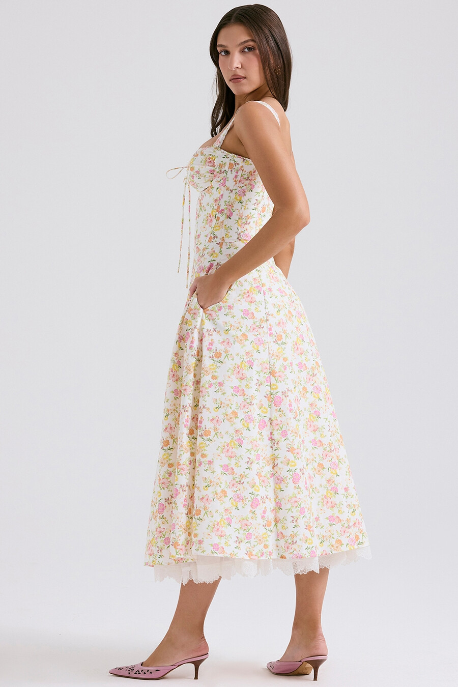 sommerkleid aus elfenbeinfarbenem baumwollbustier mit wiesenmuster