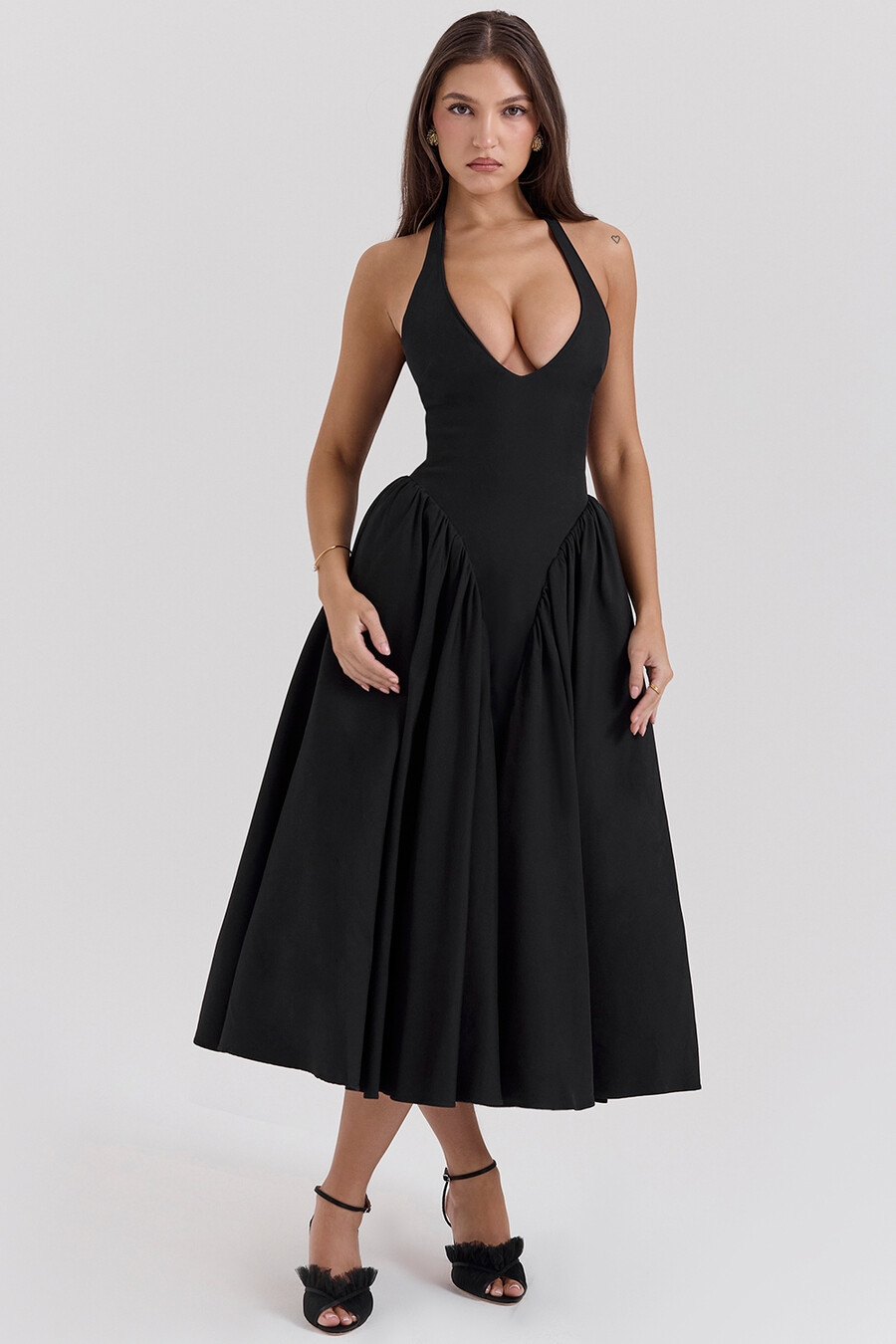 schwarzes neckholder-midikleid aus twill