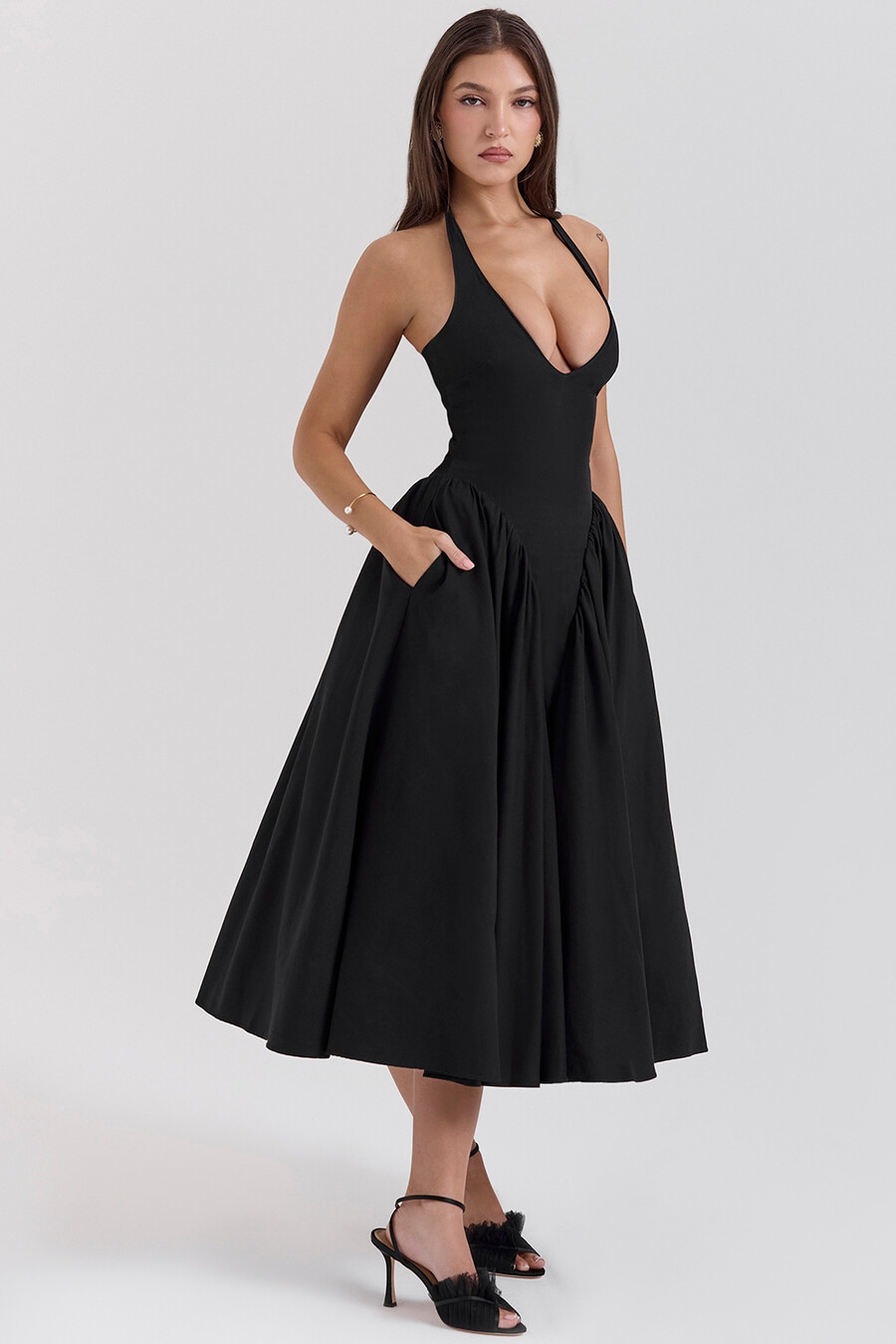 schwarzes neckholder-midikleid aus twill