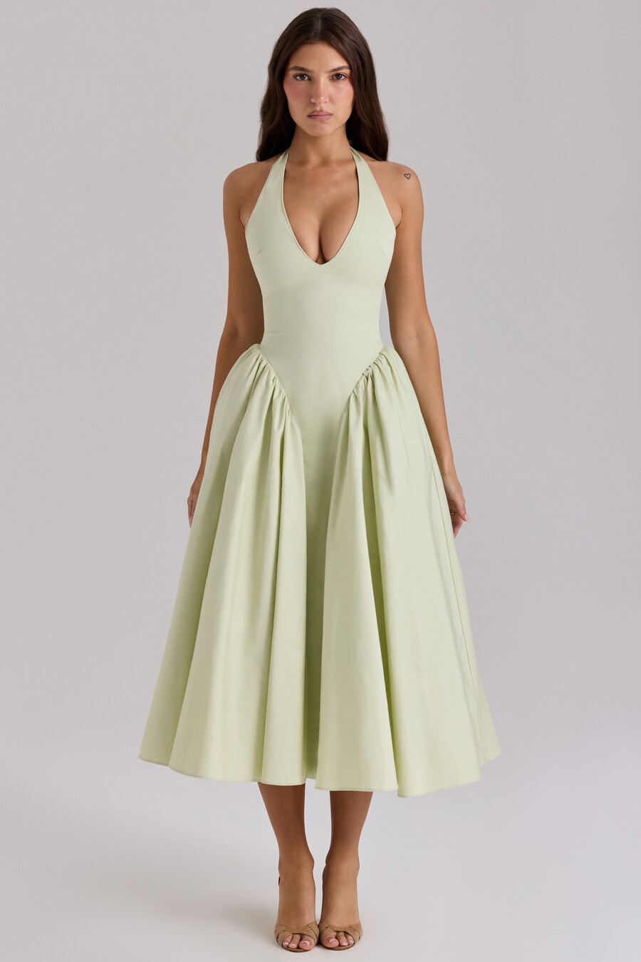 pistazienfarbenes baumwoll-halter-midikleid