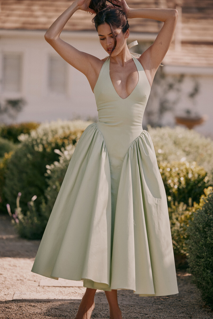 pistazienfarbenes baumwoll-halter-midikleid