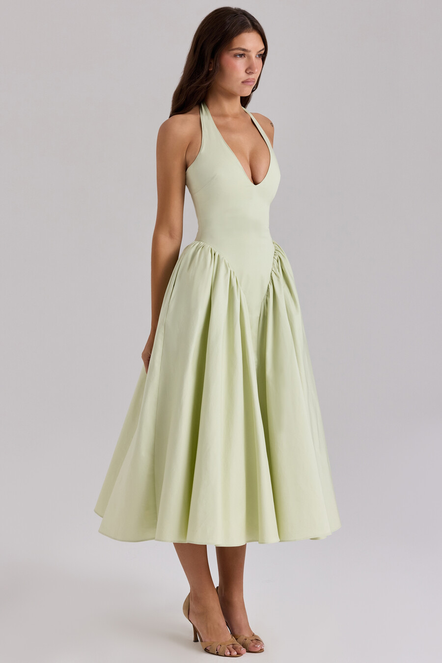 pistazienfarbenes baumwoll-halter-midikleid
