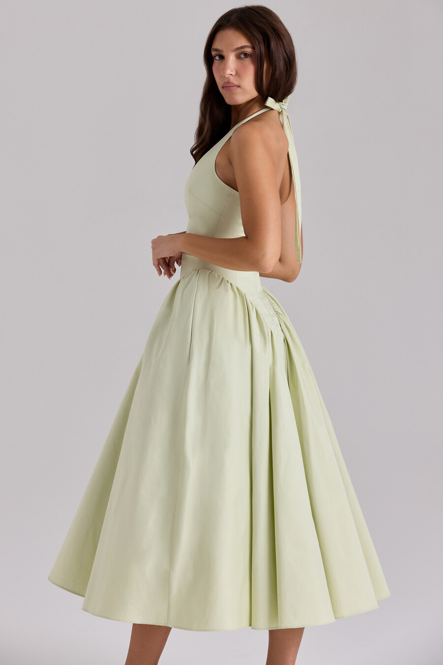 pistazienfarbenes baumwoll-halter-midikleid