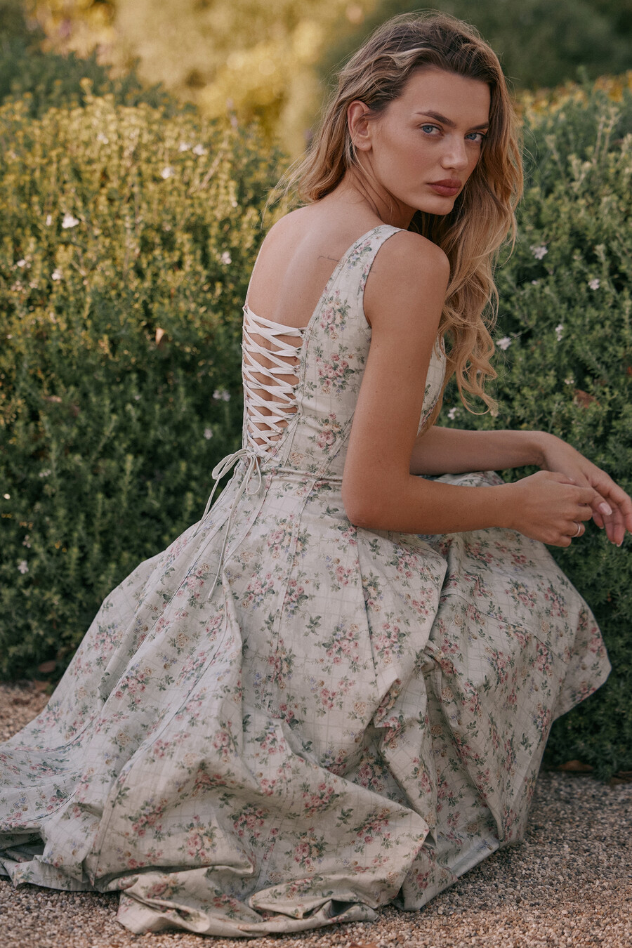 midikleid aus baumwolle mit salbei-blumenmuster