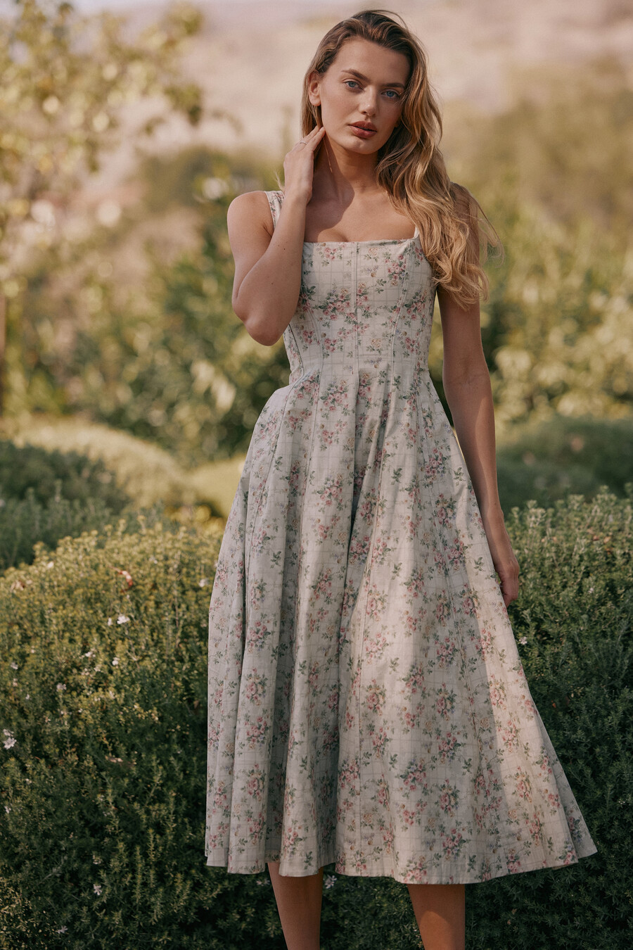 midikleid aus baumwolle mit salbei-blumenmuster