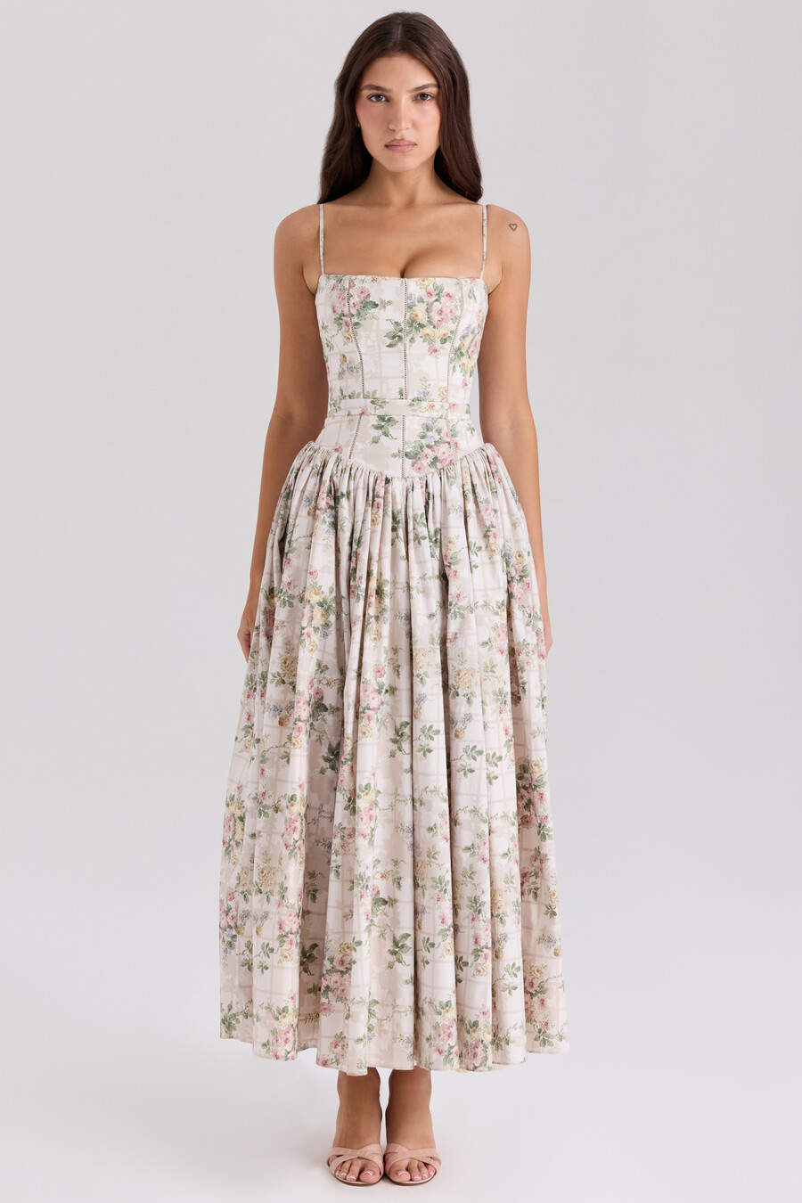cremefarbenes geblümtes baumwoll-midikleid