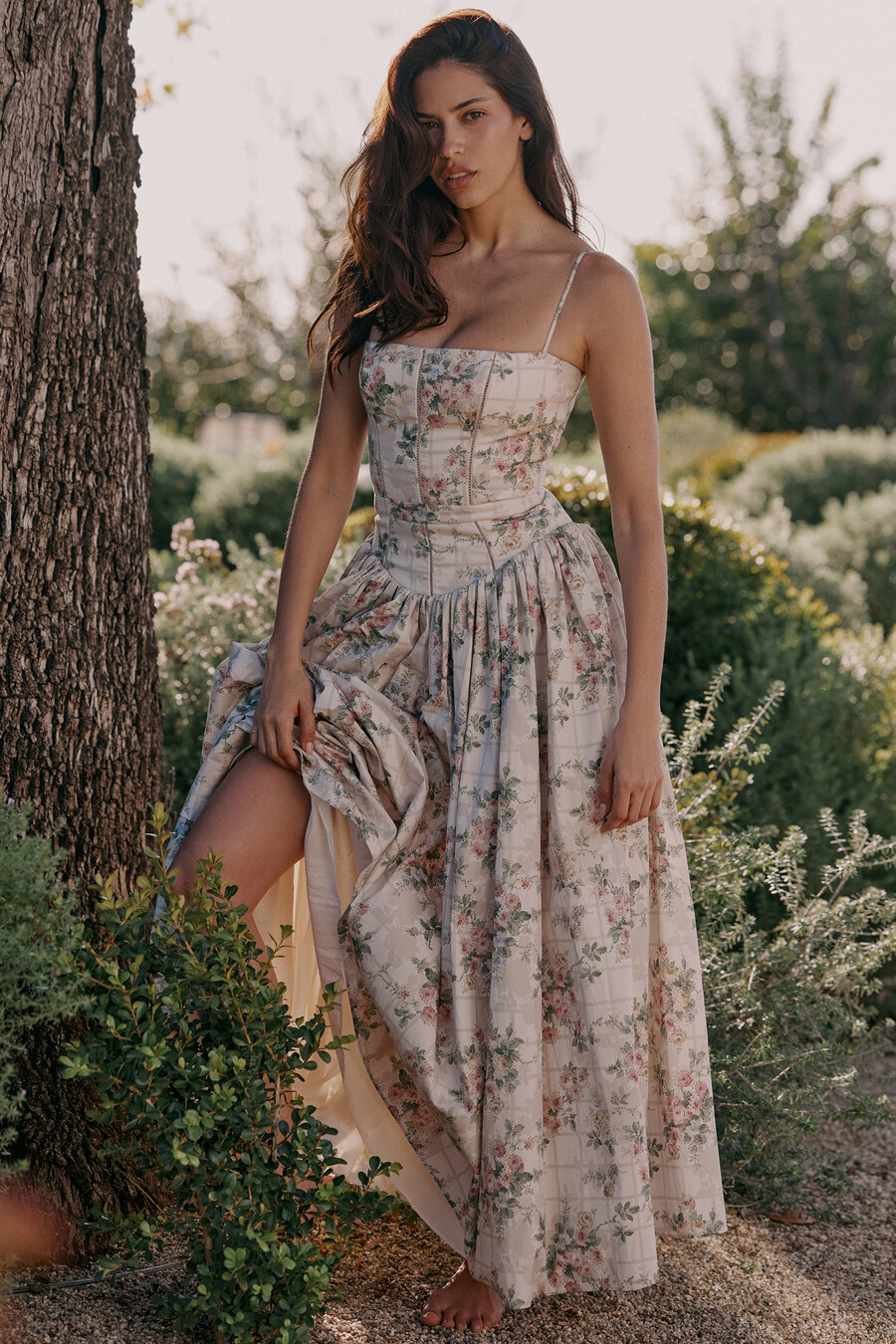 cremefarbenes geblümtes baumwoll-midikleid