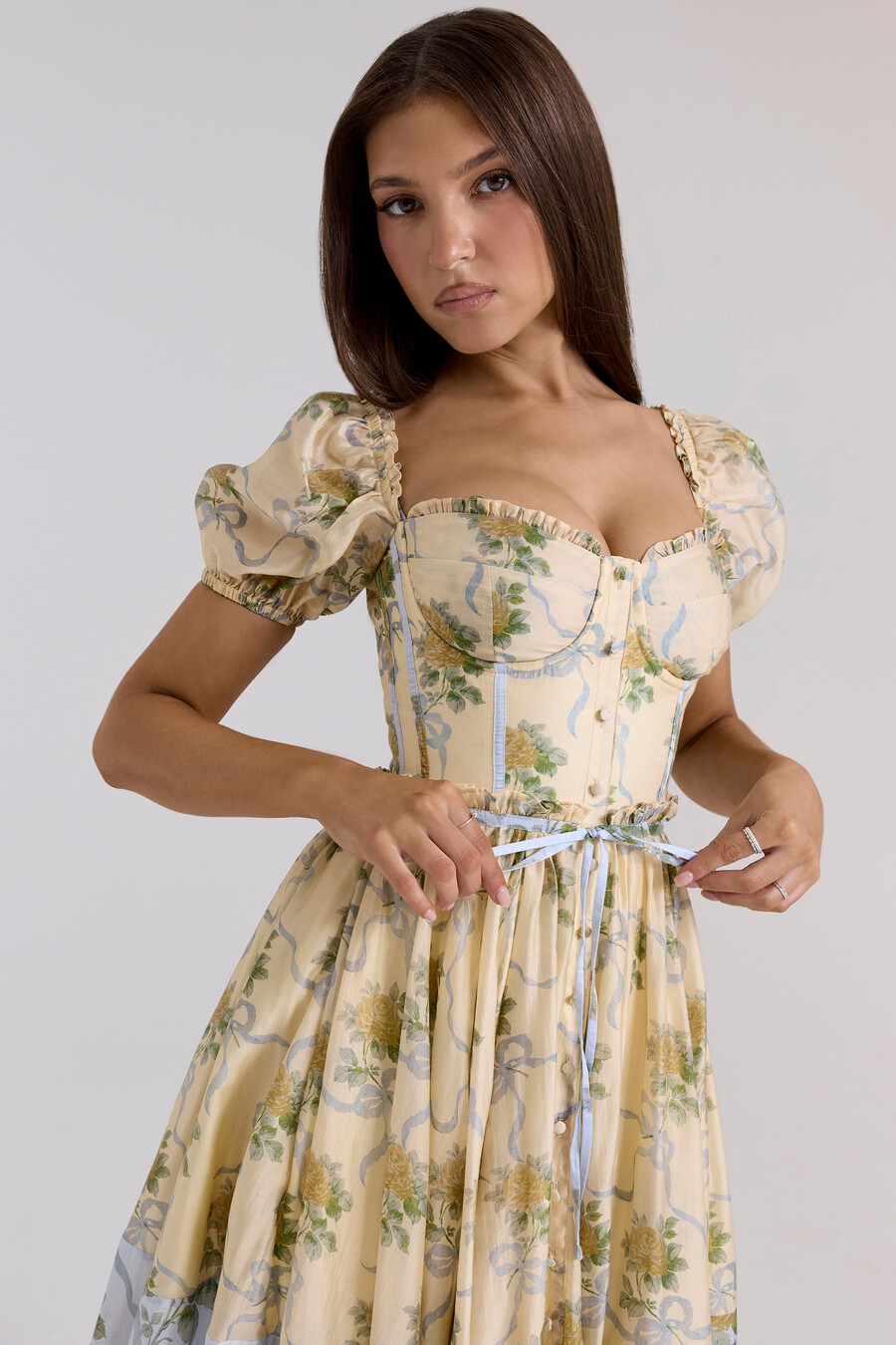 zitronengelbes chiffon-midikleid im vintage-rosen-stil
