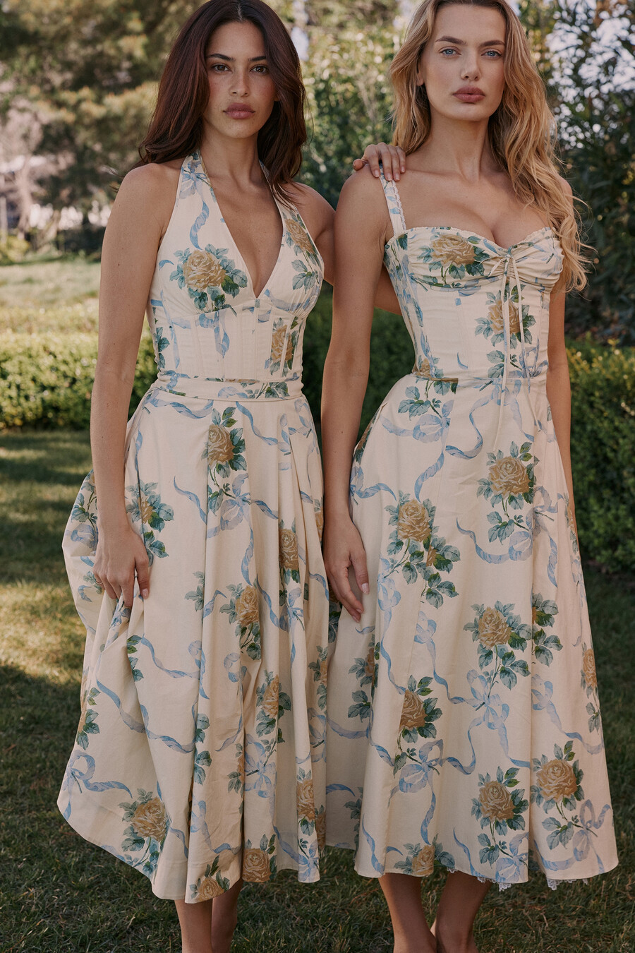 zitronengelbes ärmelloses midi-sommerkleid aus stretch-baumwolle mit bändern