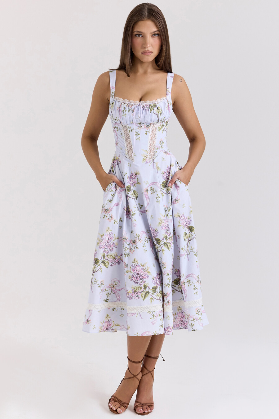 fliederfarbenes baumwoll-midikleid mit blumenmuster