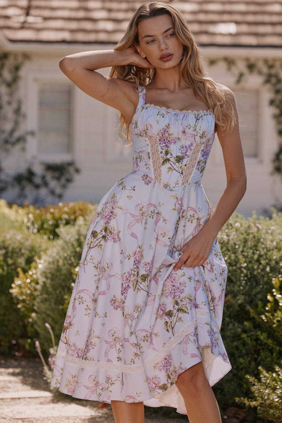 fliederfarbenes baumwoll-midikleid mit blumenmuster