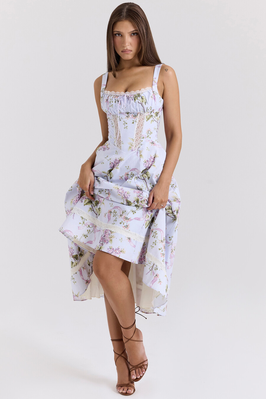 fliederfarbenes baumwoll-midikleid mit blumenmuster
