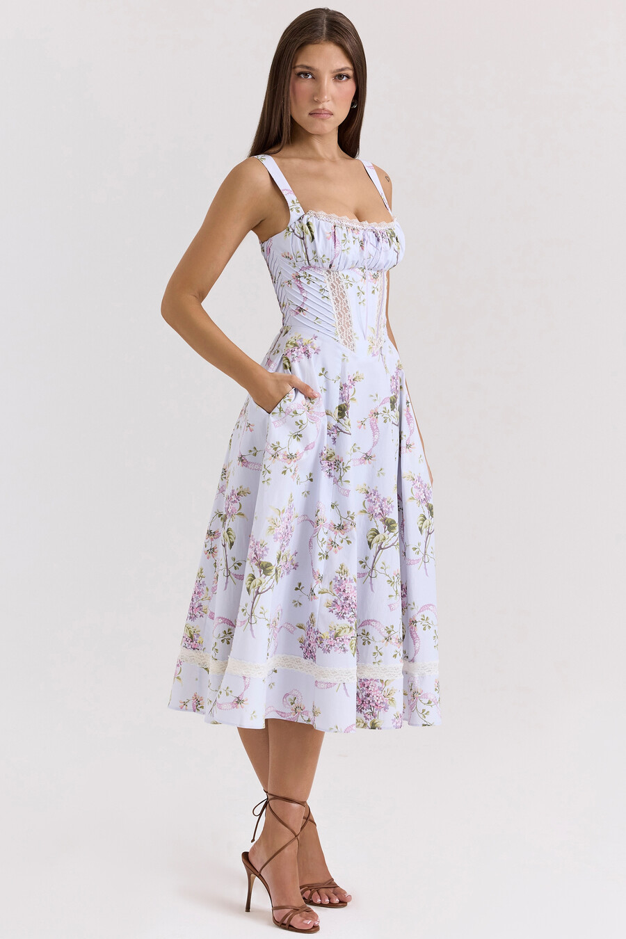 fliederfarbenes baumwoll-midikleid mit blumenmuster