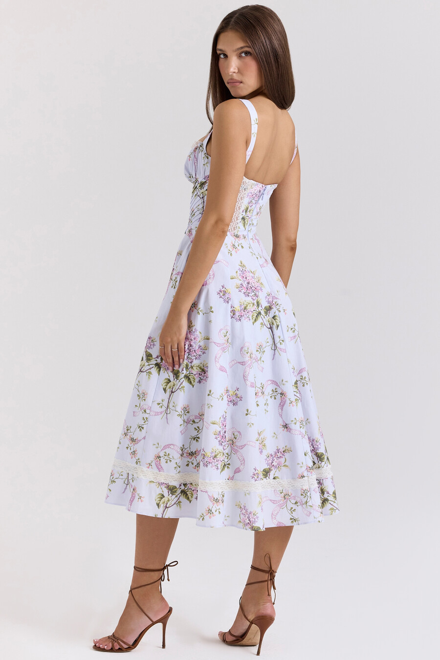 fliederfarbenes baumwoll-midikleid mit blumenmuster