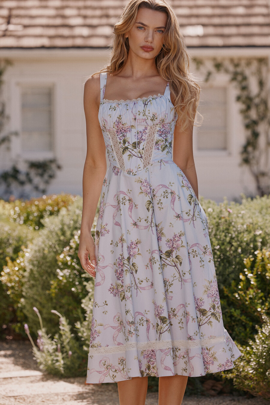 fliederfarbenes baumwoll-midikleid mit blumenmuster