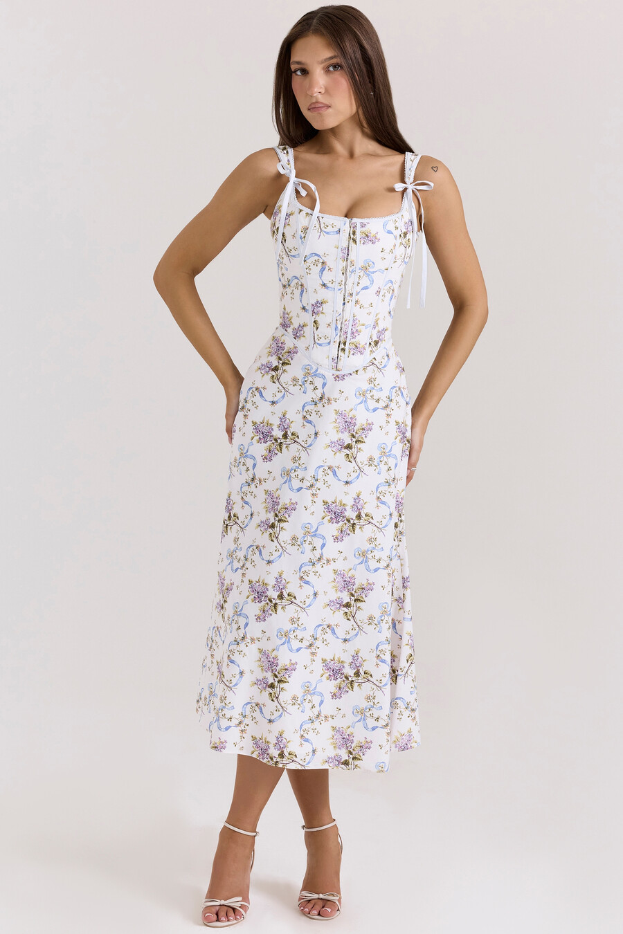 cremefarbenes midikleid aus baumwolle mit blumenmuster