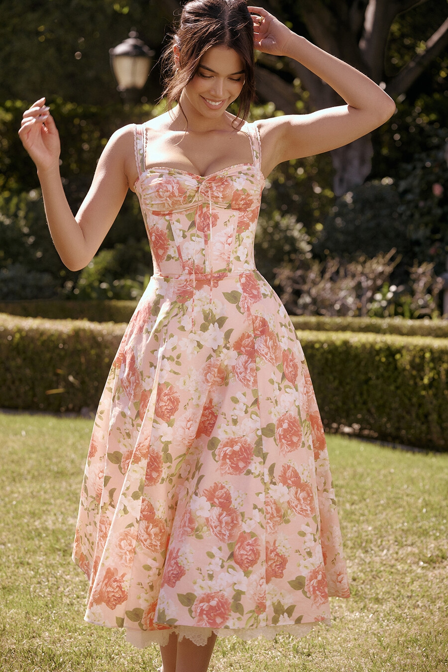 sommerkleid aus baumwolle mit rosa pfingstrosenmuster und bustier-design