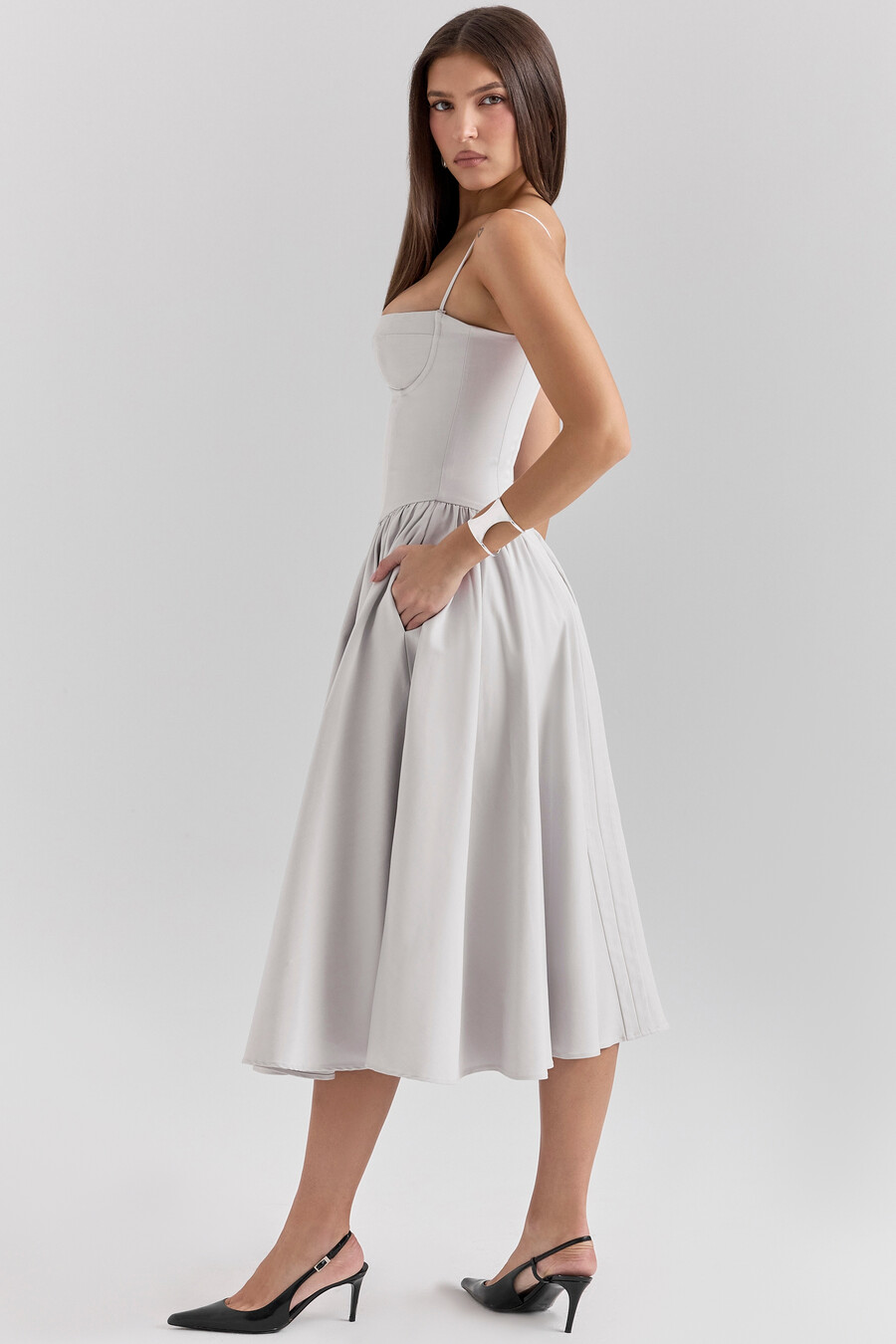 taubengraues korsett-midikleid