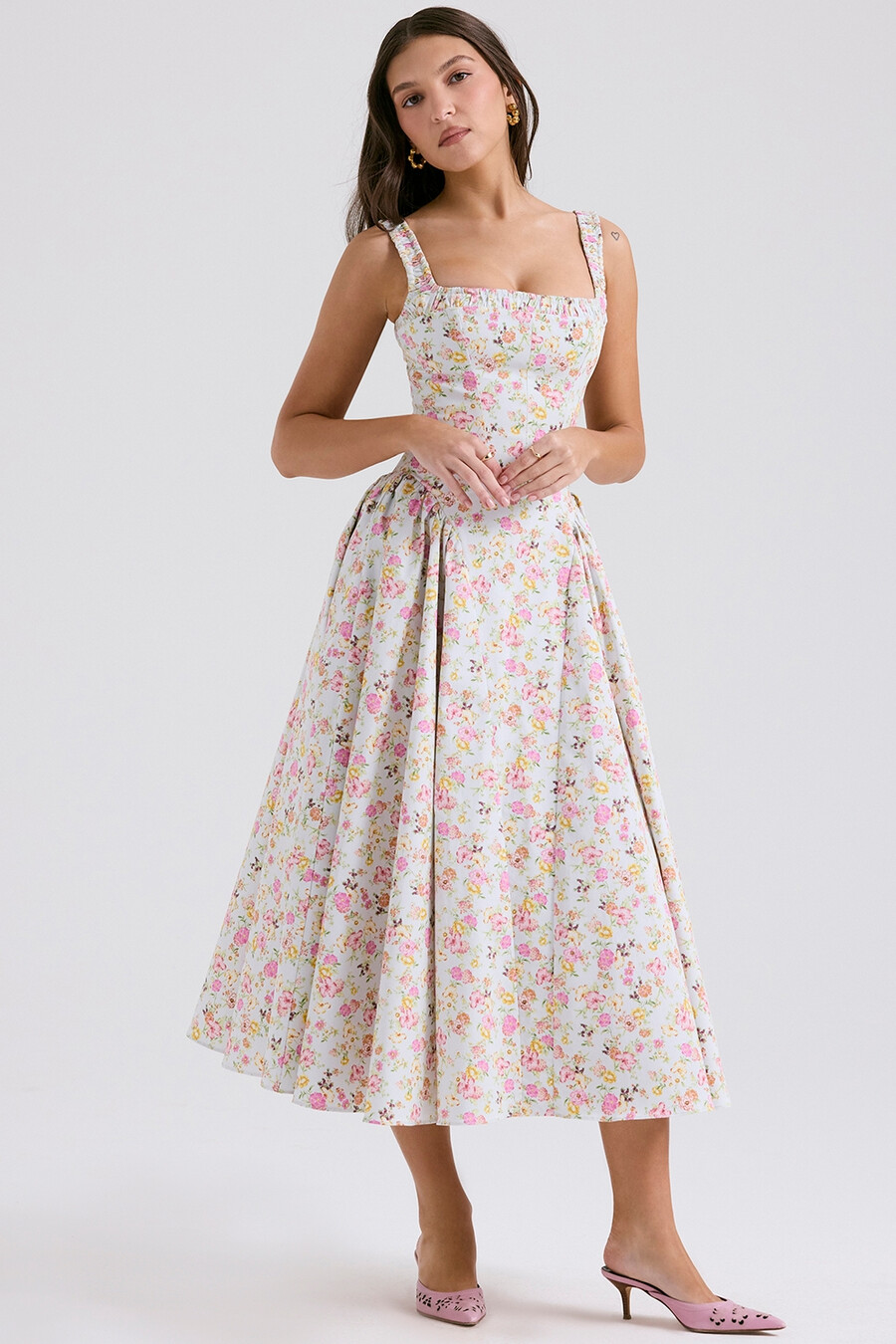 hellblaues baumwoll-midikleid mit wiesenmuster