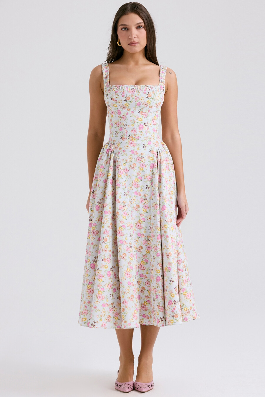 hellblaues baumwoll-midikleid mit wiesenmuster