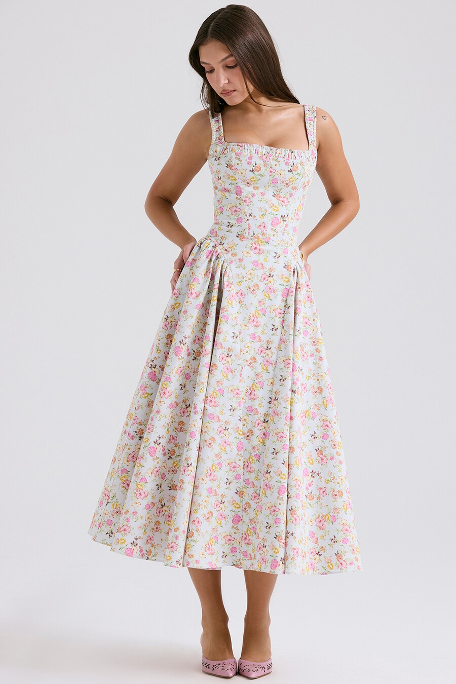 hellblaues baumwoll-midikleid mit wiesenmuster