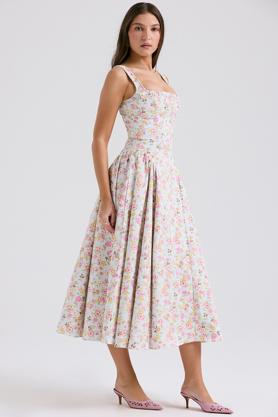 hellblaues baumwoll-midikleid mit wiesenmuster