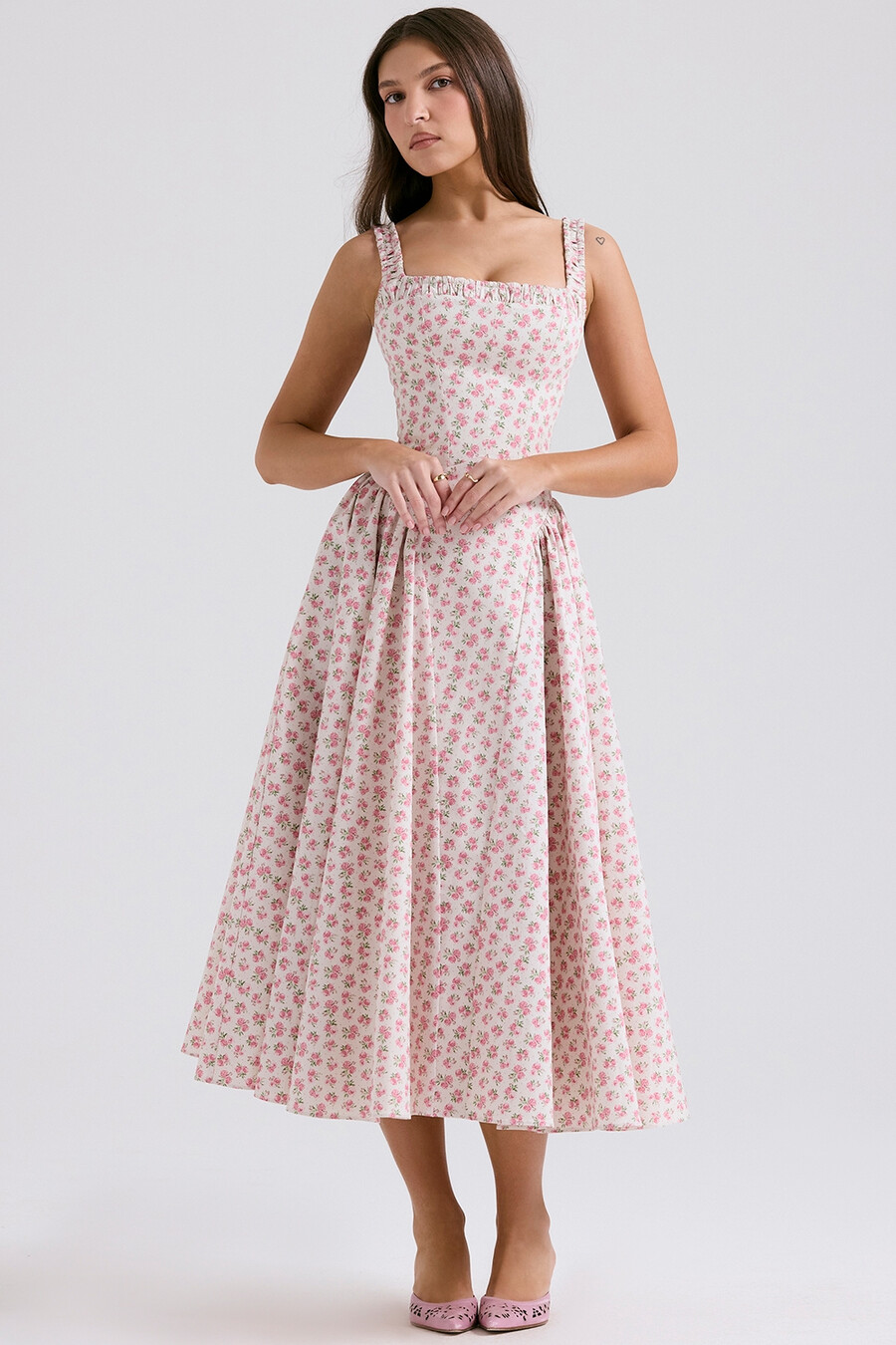 weißes baumwoll-midikleid mit rosenknospenmuster