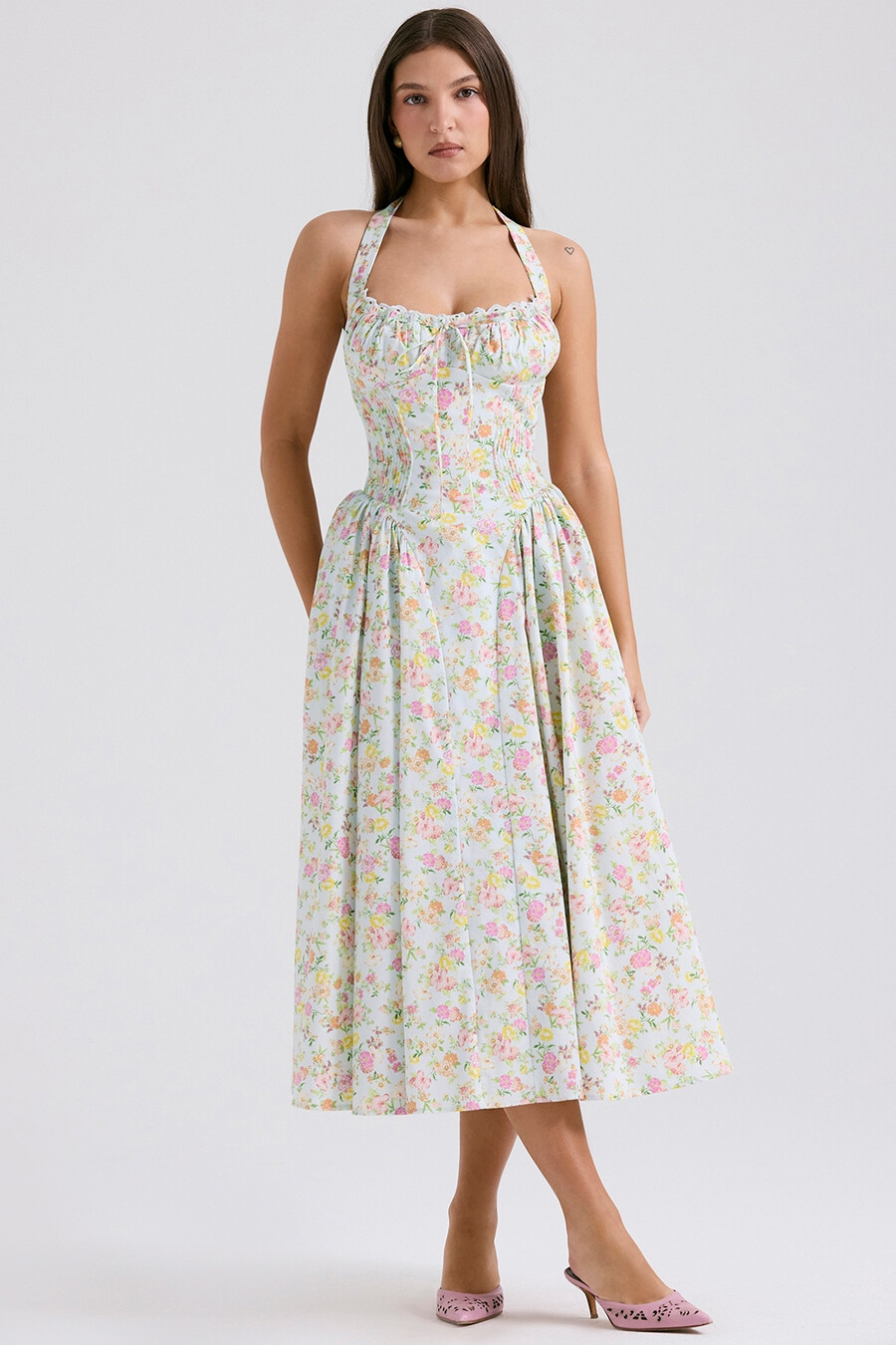 hellblaues baumwollkleid mit wiesenmuster und neckholder