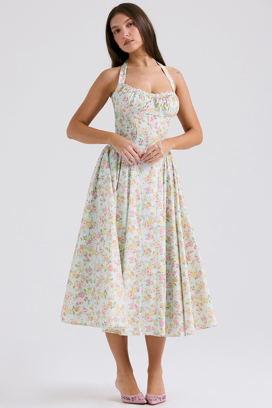 hellblaues baumwollkleid mit wiesenmuster und neckholder