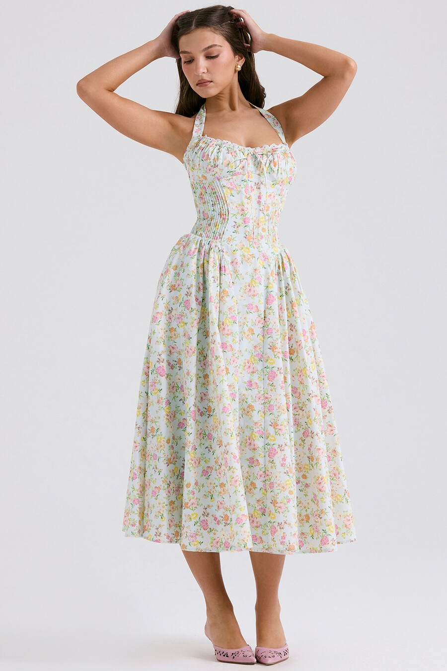 hellblaues baumwollkleid mit wiesenmuster und neckholder