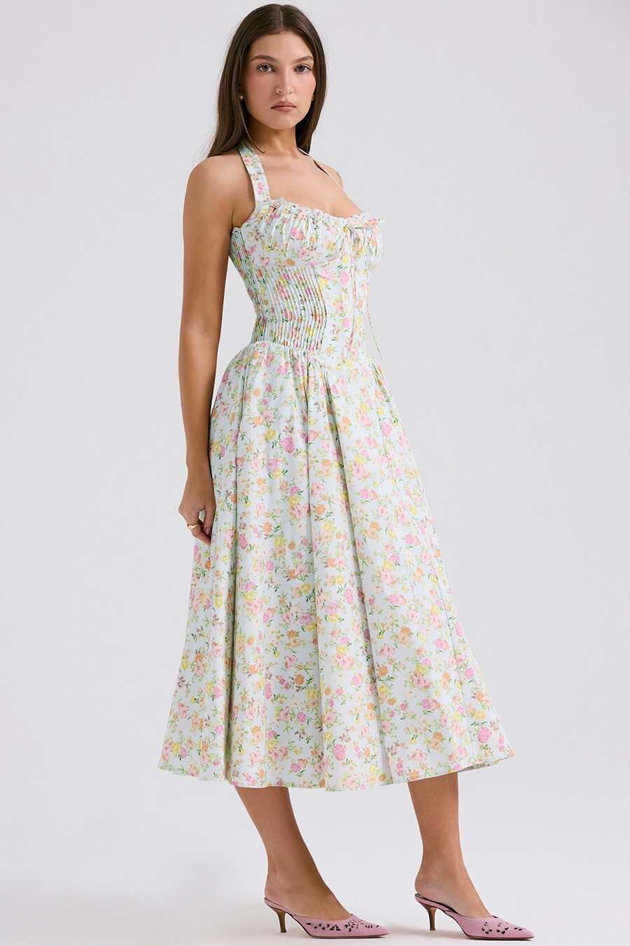 hellblaues baumwollkleid mit wiesenmuster und neckholder