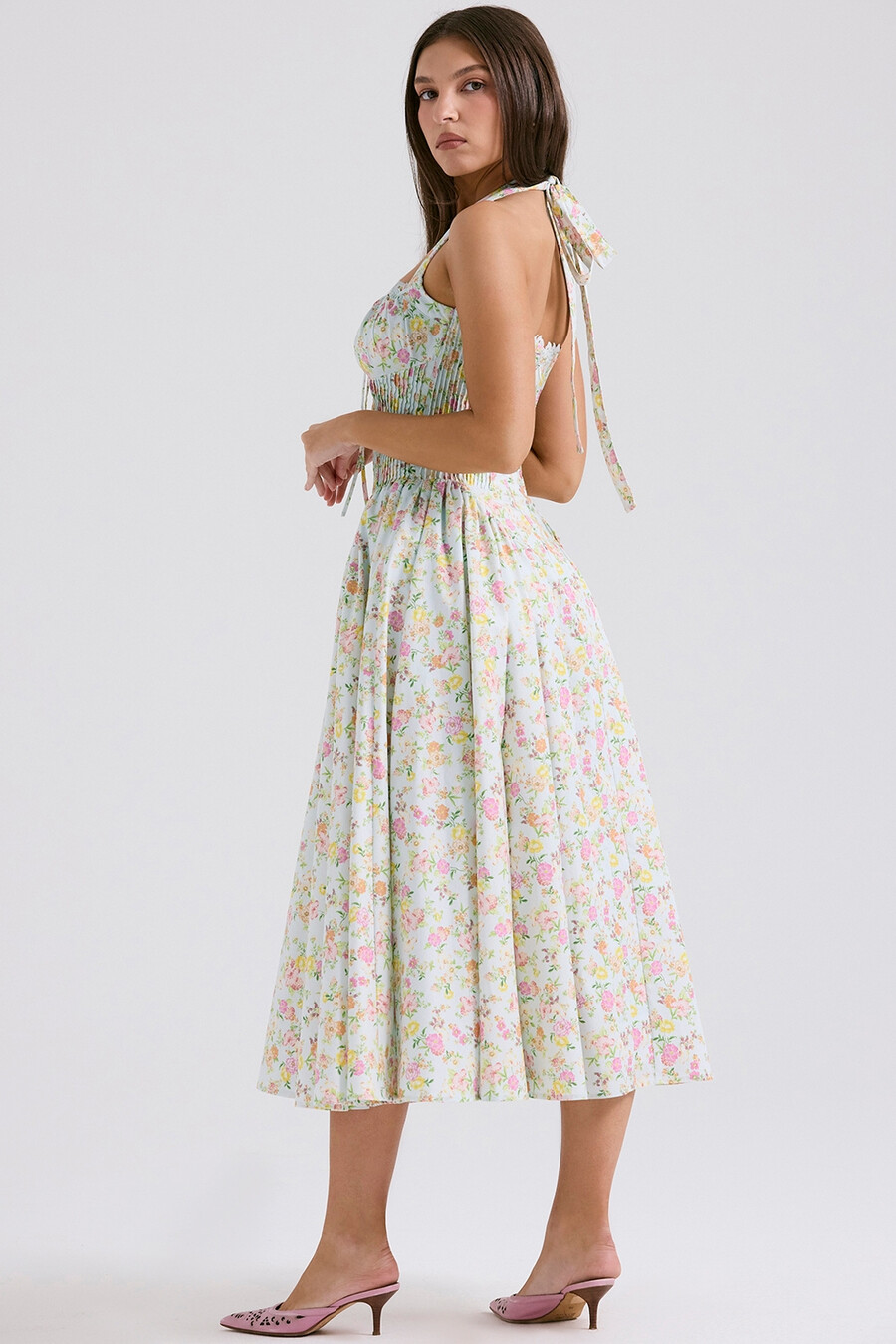 hellblaues baumwollkleid mit wiesenmuster und neckholder