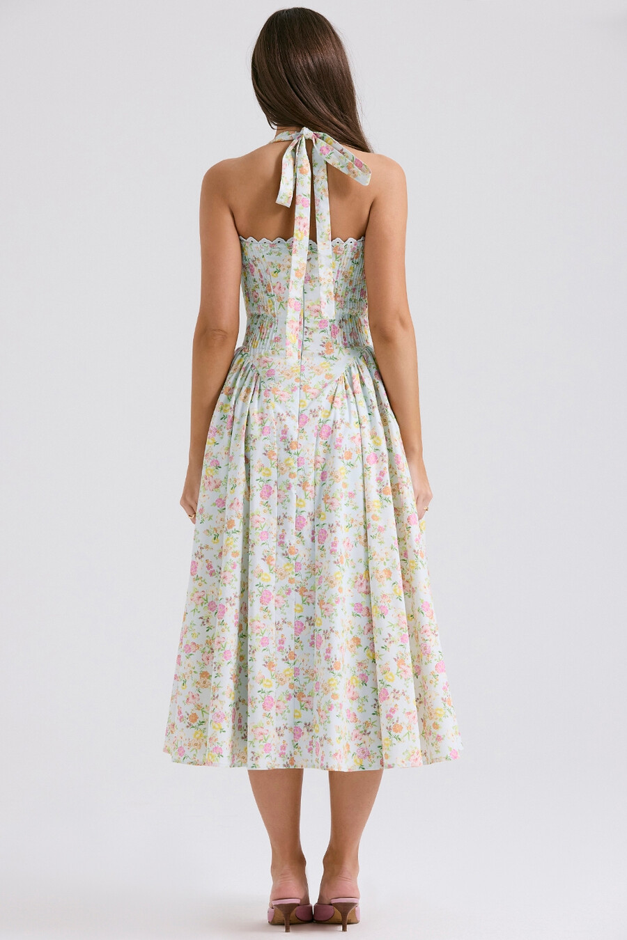 hellblaues baumwollkleid mit wiesenmuster und neckholder