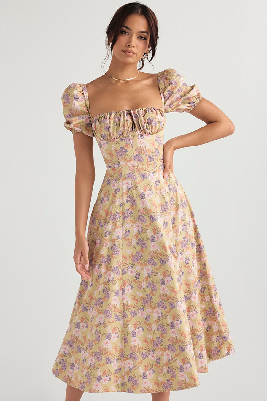midi-sommerkleid mit pfingstrosenmuster und puffärmeln