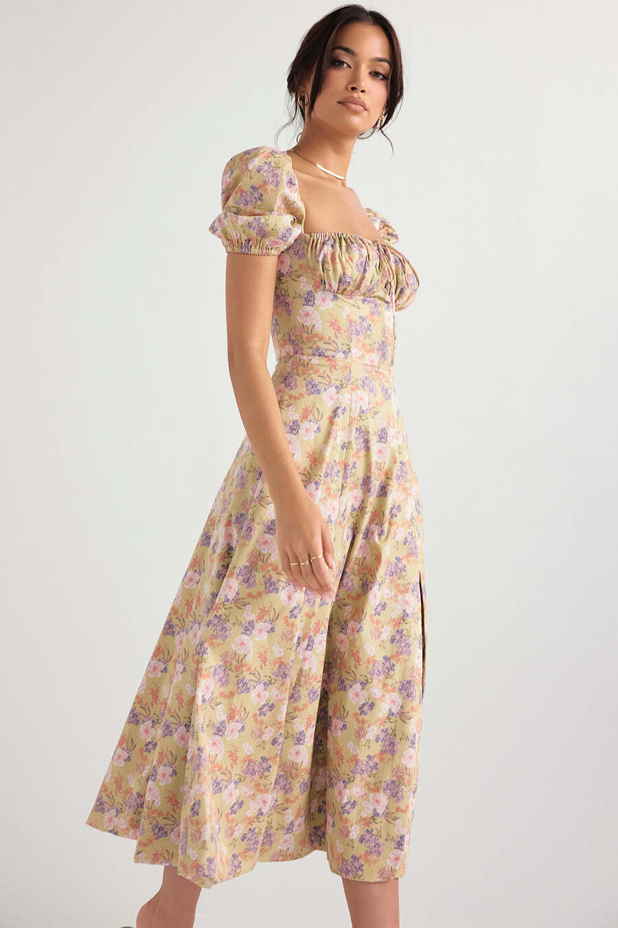 midi-sommerkleid mit pfingstrosenmuster und puffärmeln