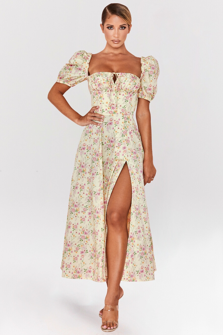 zitronengelbes geblümtes midi-sommerkleid mit puffärmeln und puffärmeln