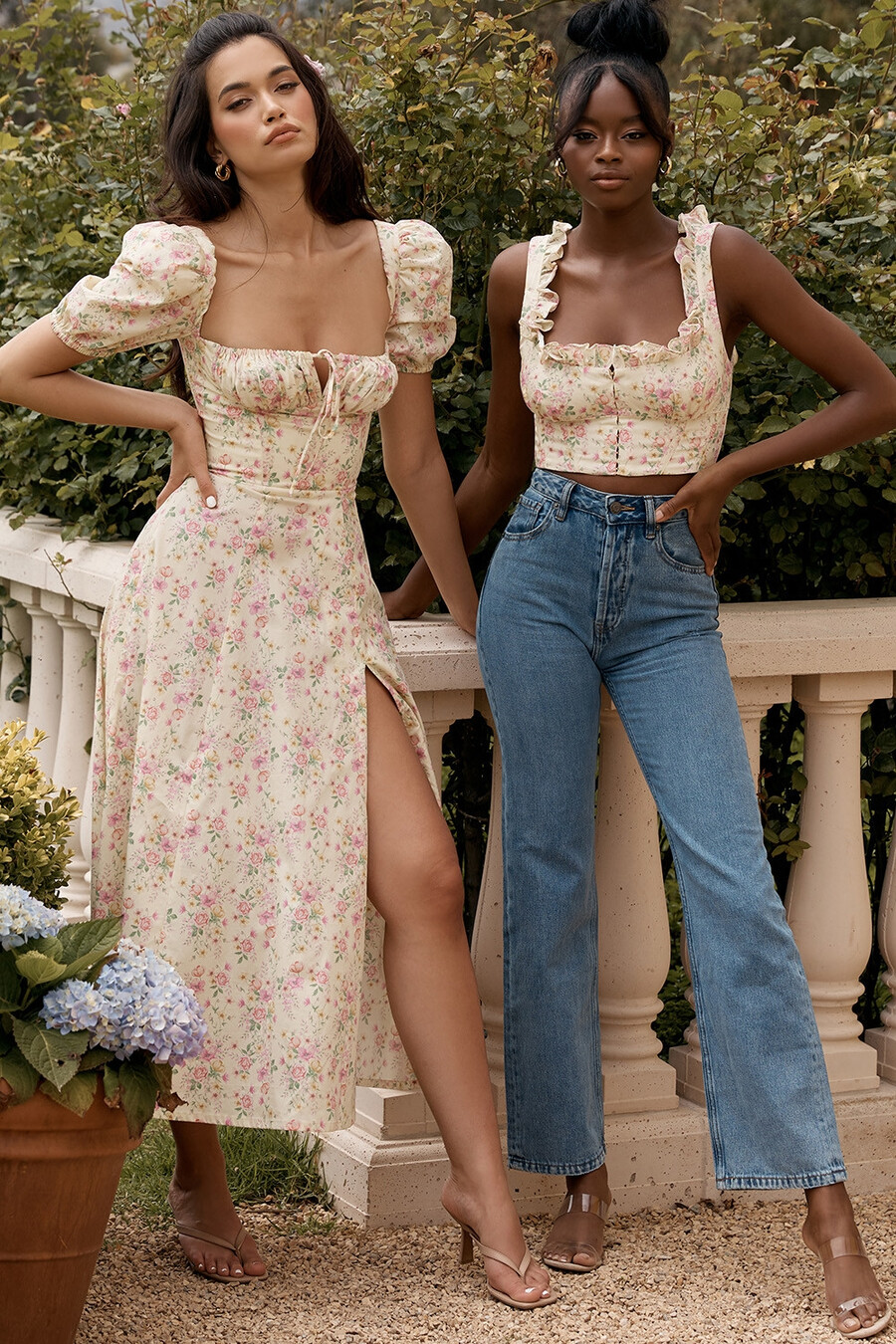 zitronengelbes geblümtes midi-sommerkleid mit puffärmeln und puffärmeln
