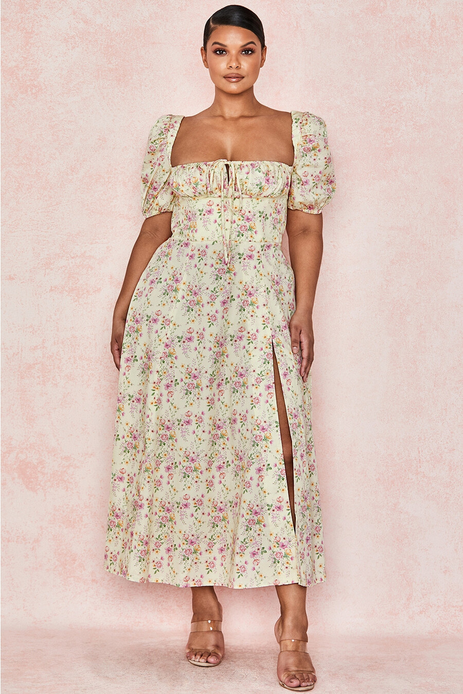 zitronengelbes geblümtes midi-sommerkleid mit puffärmeln und puffärmeln