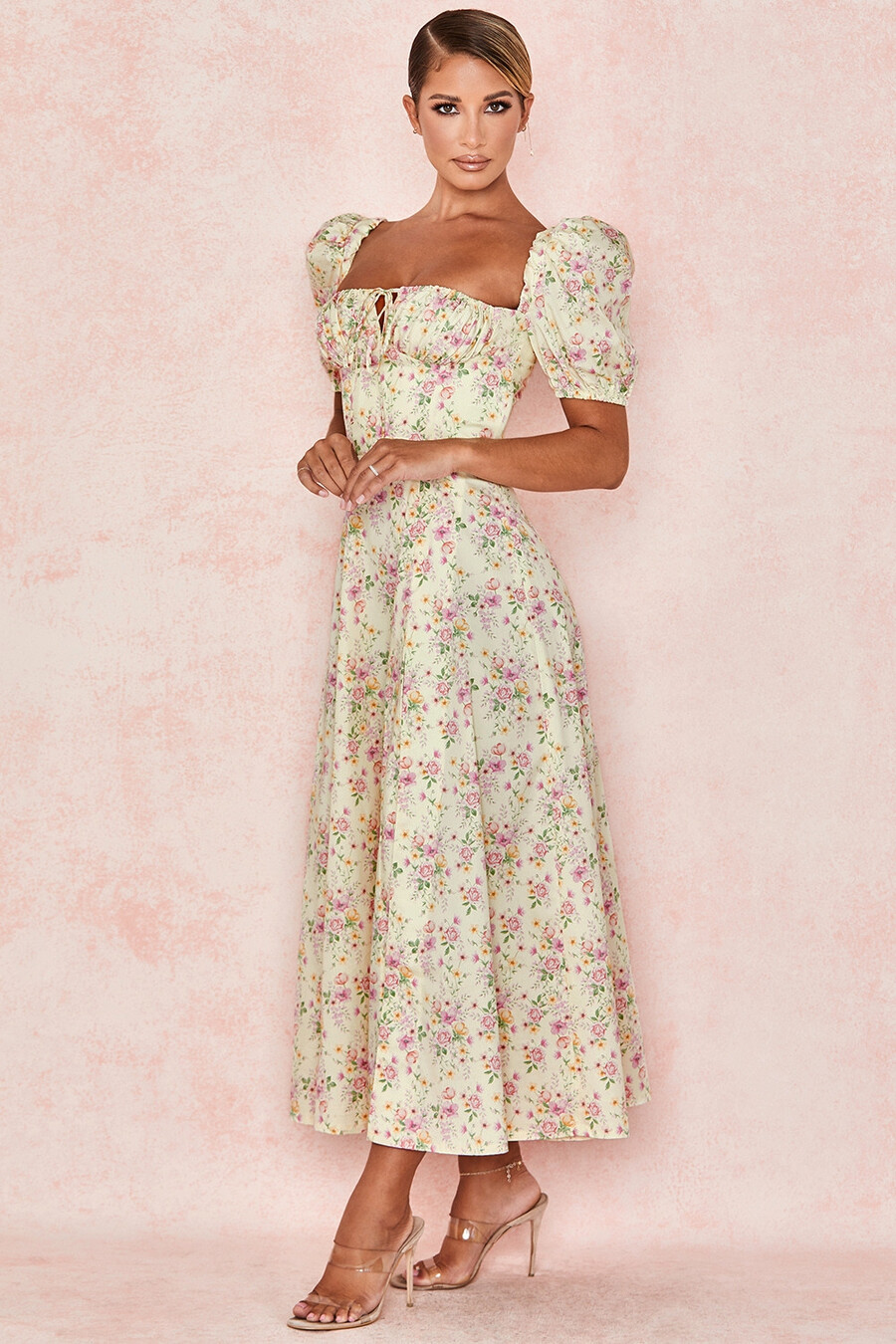 zitronengelbes geblümtes midi-sommerkleid mit puffärmeln und puffärmeln