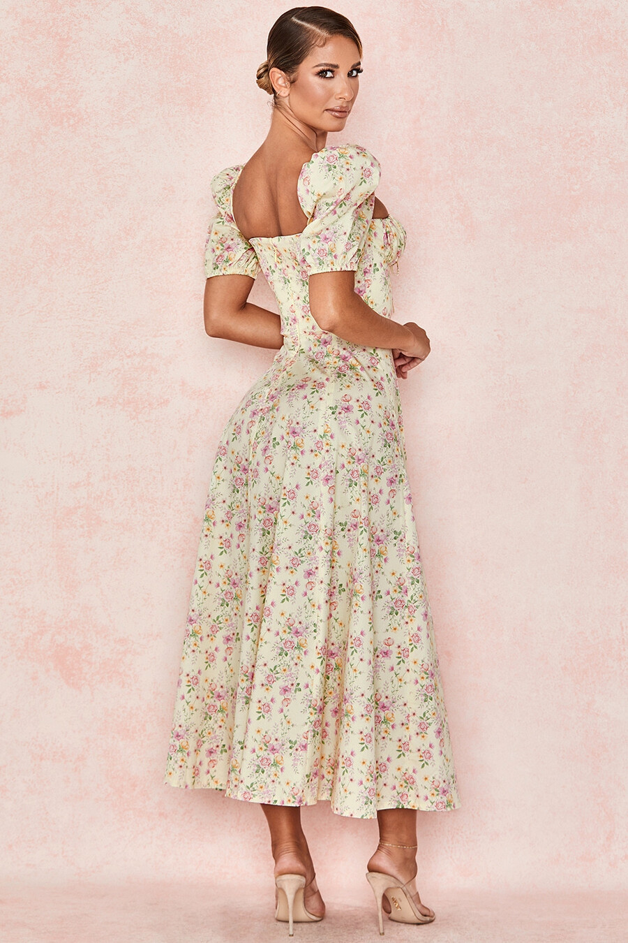 zitronengelbes geblümtes midi-sommerkleid mit puffärmeln und puffärmeln
