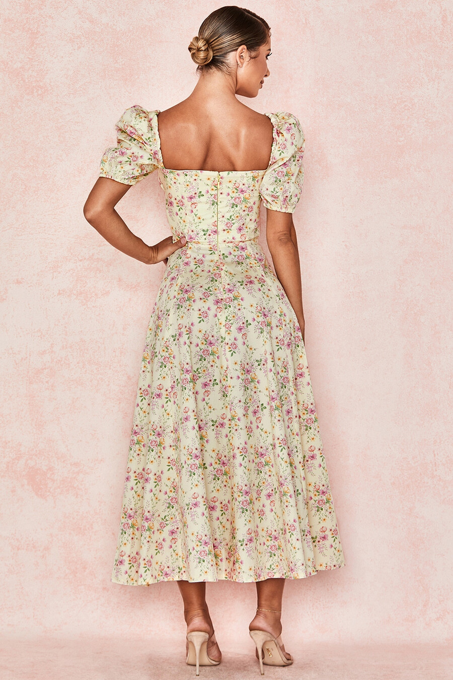 zitronengelbes geblümtes midi-sommerkleid mit puffärmeln und puffärmeln