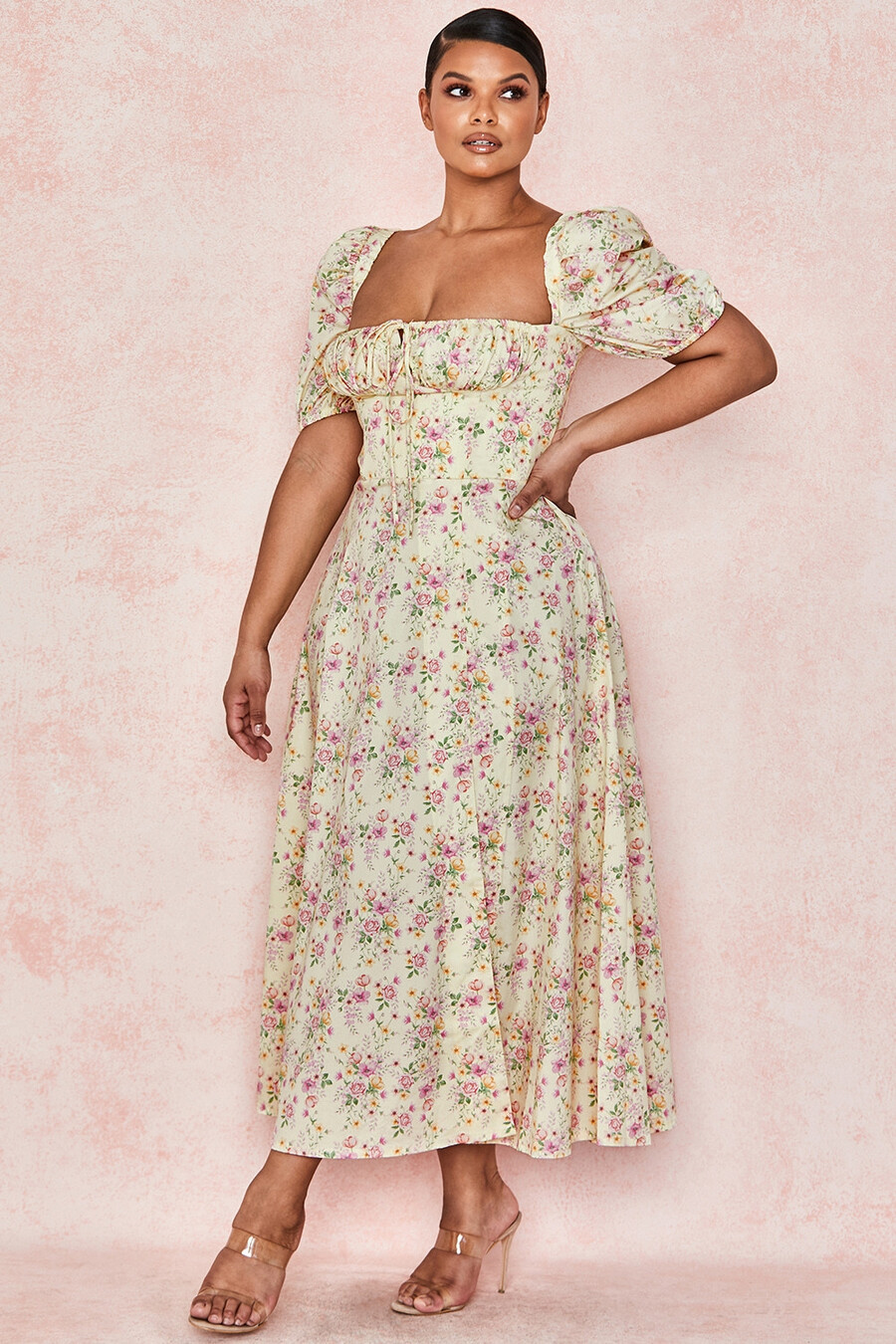 zitronengelbes geblümtes midi-sommerkleid mit puffärmeln und puffärmeln