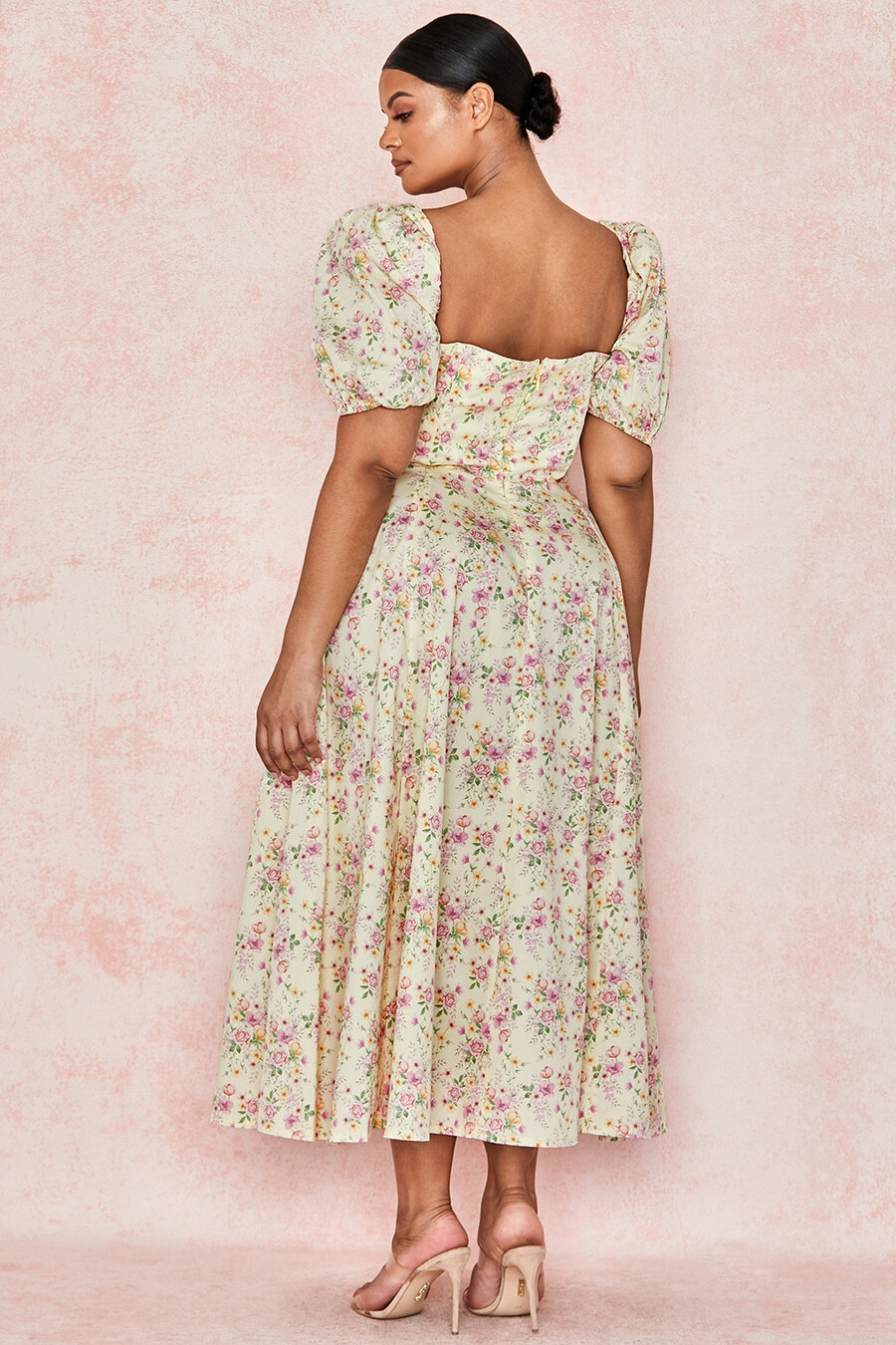 zitronengelbes geblümtes midi-sommerkleid mit puffärmeln und puffärmeln